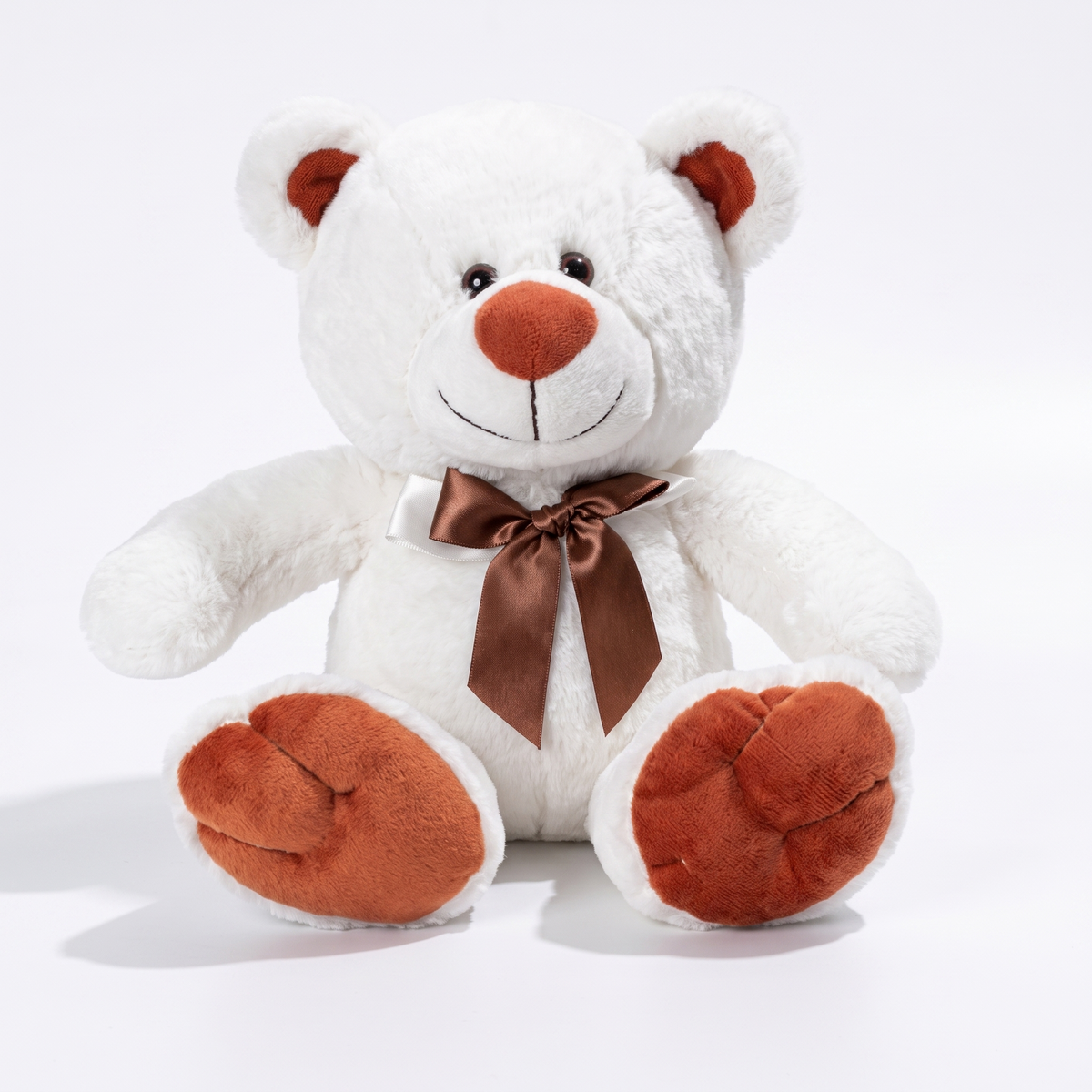 Weißer Teddybär Kuscheltier mit brauner Schleife - Weißer Hintergrund Frontal