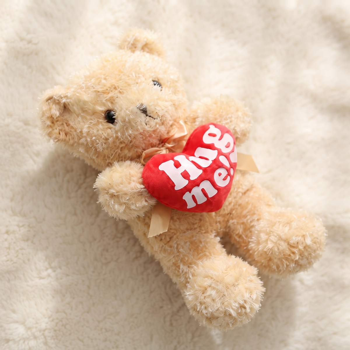 Bär Kuscheltier kuschelig mit Hug-Me-Herz - Detailaufnahme Material