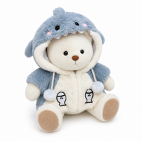 Bär Kuscheltier verkleidet gelenkig Nino mit grünem Overall - Set weißer Bär: Overall + Stitch + Hai
