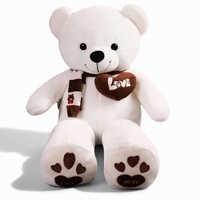 Weißer XXL Teddybär Herz Love - Frontalansicht auf weißem Hintergrund
