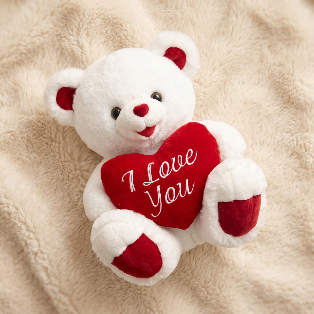 Weißes Bärchen Kuscheltier mit I-Love-You-Herz in Rot - Detailaufnahme Material