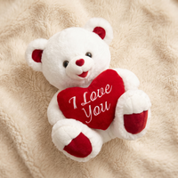 Weißes Bärchen Kuscheltier mit I-Love-You-Herz in Rot - Detailaufnahme Material