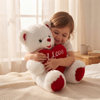 Weißes Bärchen Kuscheltier mit I-Love-You-Herz in Rot - Verwendung in gemütlichem Interieur
