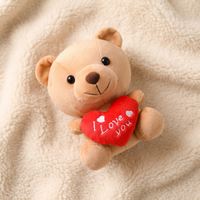 Bärchen Kuscheltier mit I-Love-You-Herz - Detailaufnahme Material