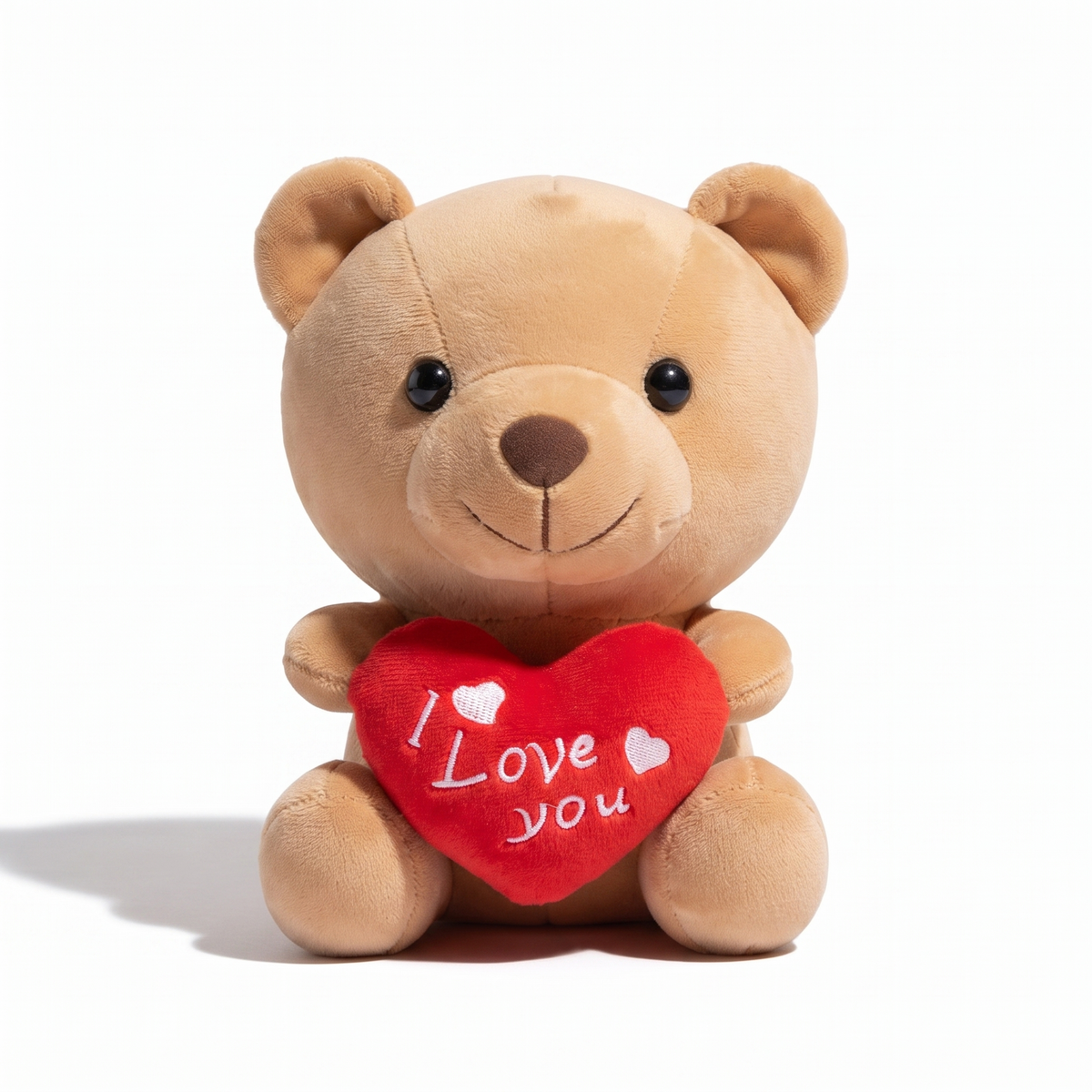 Bärchen Kuscheltier mit I-Love-You-Herz - weißer Hintergrund Frontalansicht