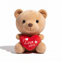 Bärchen Kuscheltier mit I-Love-You-Herz - weißer Hintergrund Frontalansicht