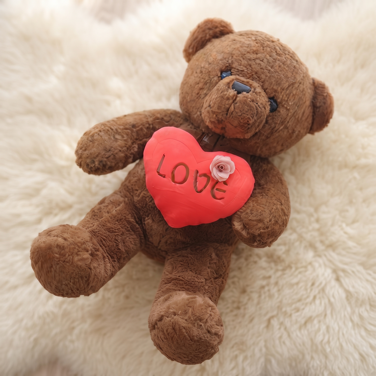 Bärchen Kuscheltier mit Love-Herz zum Valentinstag - Detailaufnahme Material