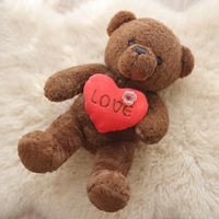 Bärchen Kuscheltier mit Love-Herz zum Valentinstag - Detailaufnahme Material