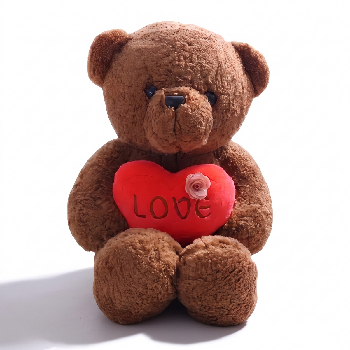 Bärchen Kuscheltier mit Love-Herz zum Valentinstag - weißer Hintergrund Frontalansicht