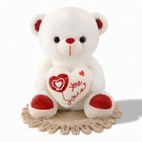 Weißes Bärchen Kuscheltier mit Love-Herz zum Valentinstag - weißer Hintergrund Frontalansicht