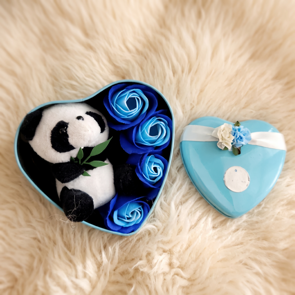 Panda Kuscheltier in blauer Herzbox zum Valentinstag - Detailaufnahme Material