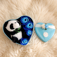 Panda Kuscheltier in blauer Herzbox zum Valentinstag - Detailaufnahme Material