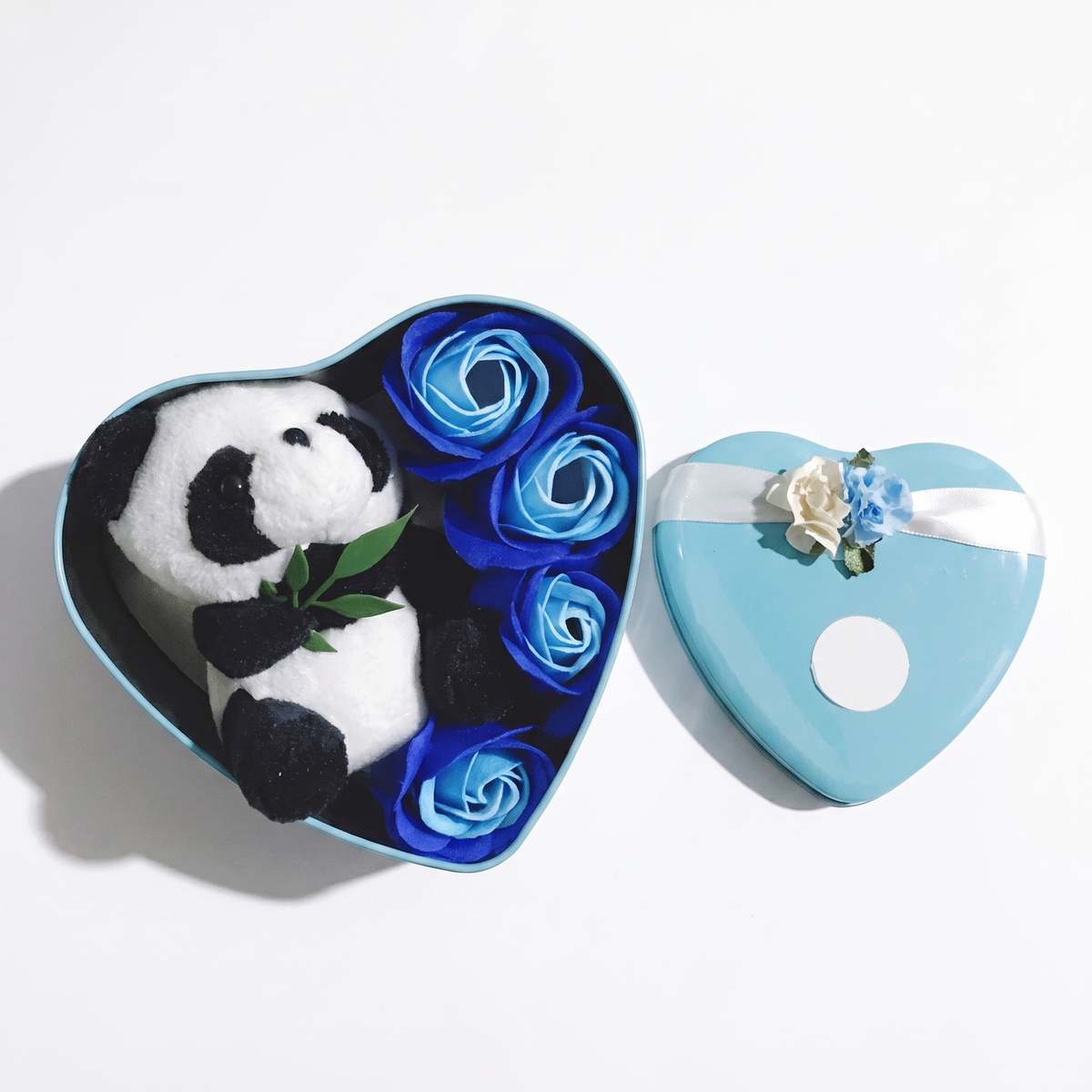 Panda Kuscheltier in blauer Herzbox zum Valentinstag - weißer Hintergrund Frontalansicht