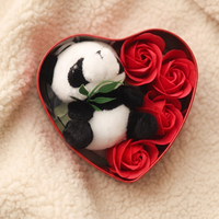 Panda Kuscheltier Valentinstag Geschenkbox Herz & Rosen - Detailansicht Material