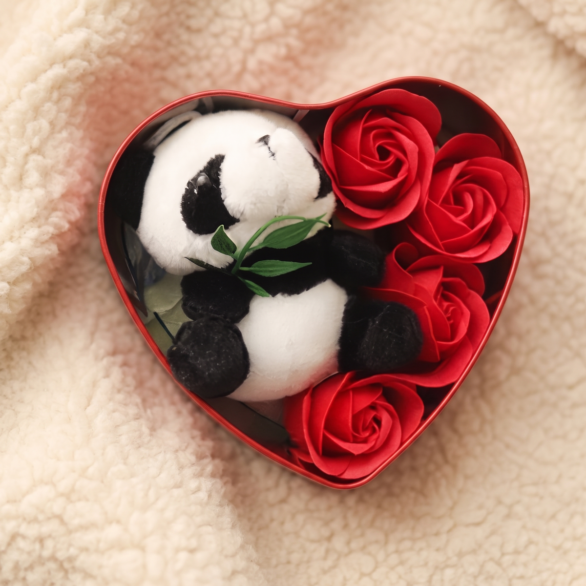 Panda Kuscheltier Valentinstag Geschenkbox Herz & Rosen - Detailansicht Material