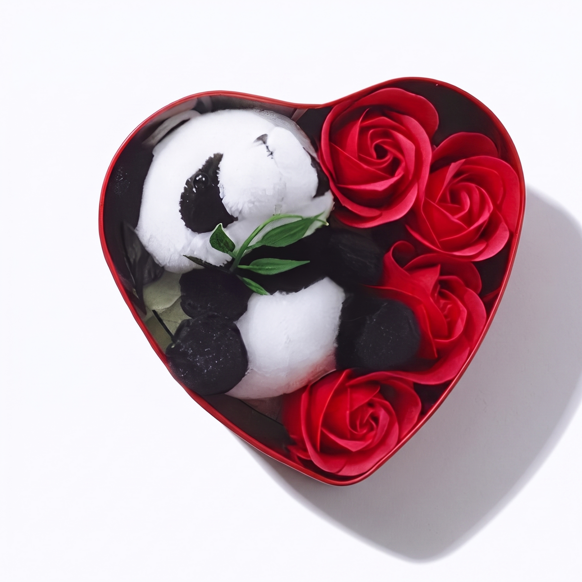 Panda Kuscheltier Valentinstag Geschenkbox Herz & Rosen - Frontalansicht auf weißem Hintergrund