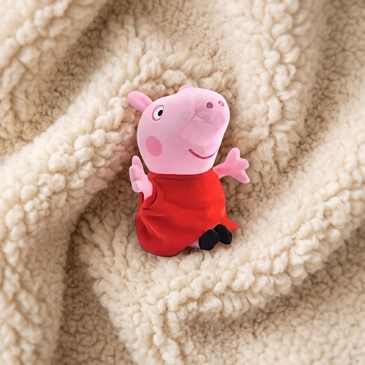 Peppa Pig Kuscheltier 19 cm rotes Kleid - Detail Material