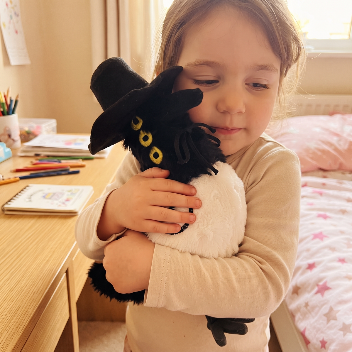 Elster Sussie Kuscheltier mit Zylinder - Anwendung, gemütliches Zuhause