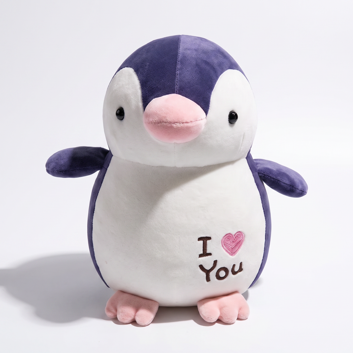 Pinguin Kuscheltier I Love You - Frontalansicht auf weißem Hintergrund