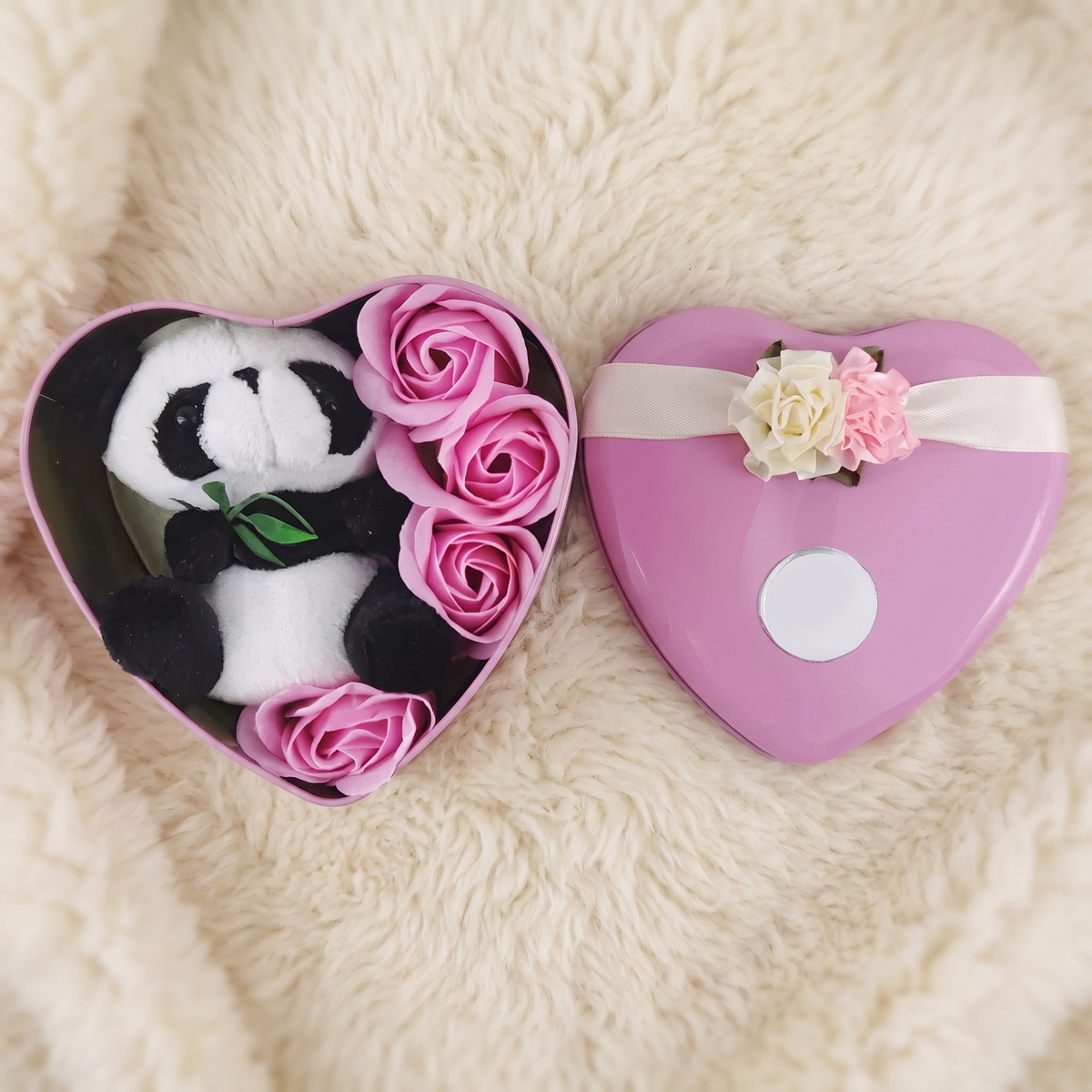 Panda Kuscheltier in rosa Herzbox zum Valentinstag - Detailaufnahme Material