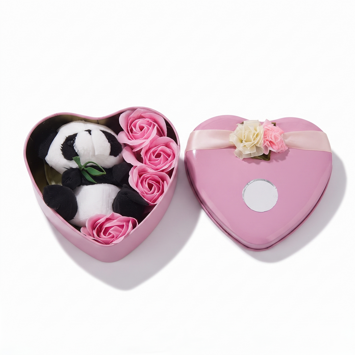 Panda Kuscheltier in rosa Herzbox zum Valentinstag - weißer Hintergrund Frontalansicht
