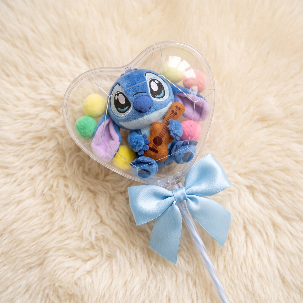 Stitch Kuscheltier in Herz-Etui zum Valentinstag - Detailaufnahme Material