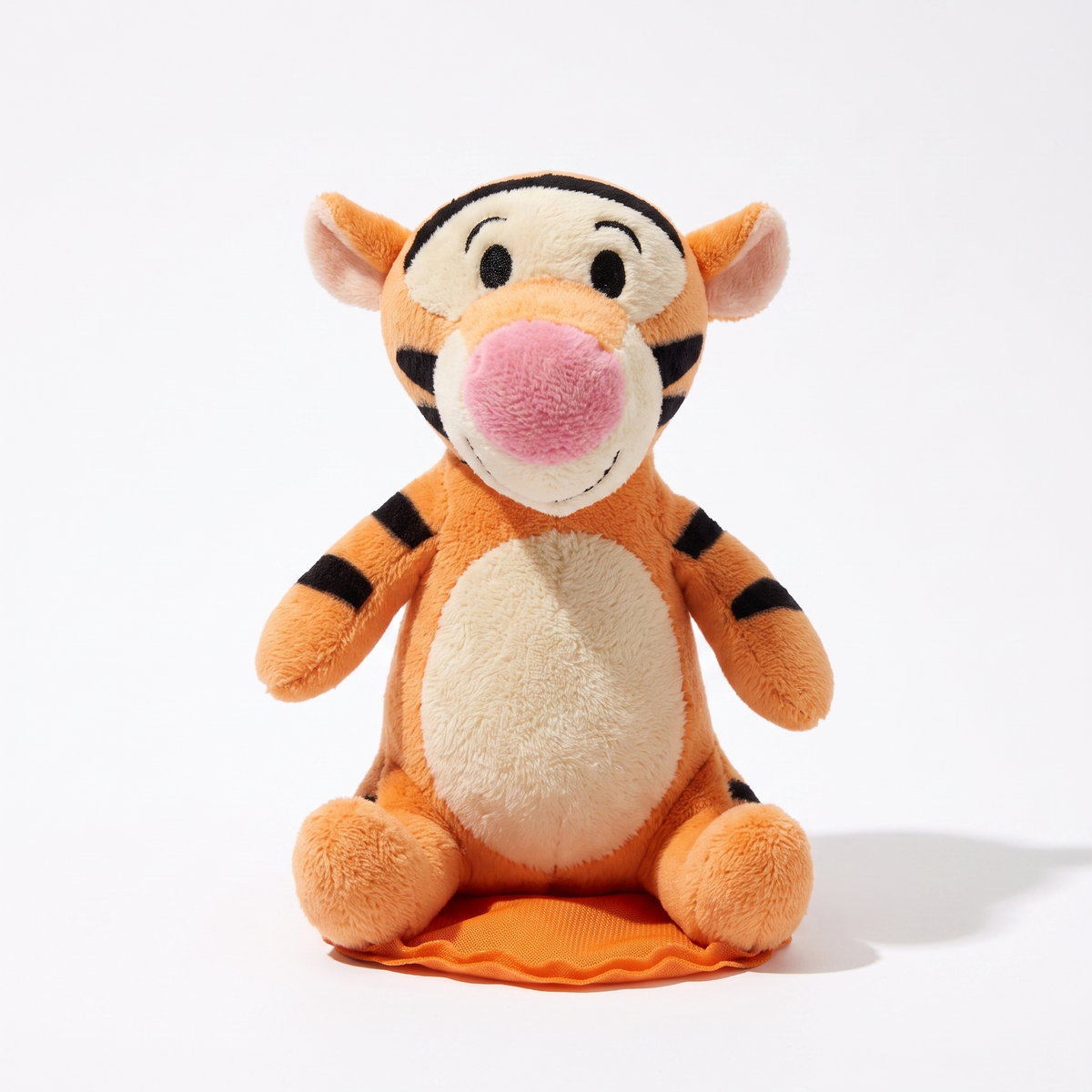 Tigger Kuscheltier Magnetisch für die Schulter - Weißer Hintergrund frontal