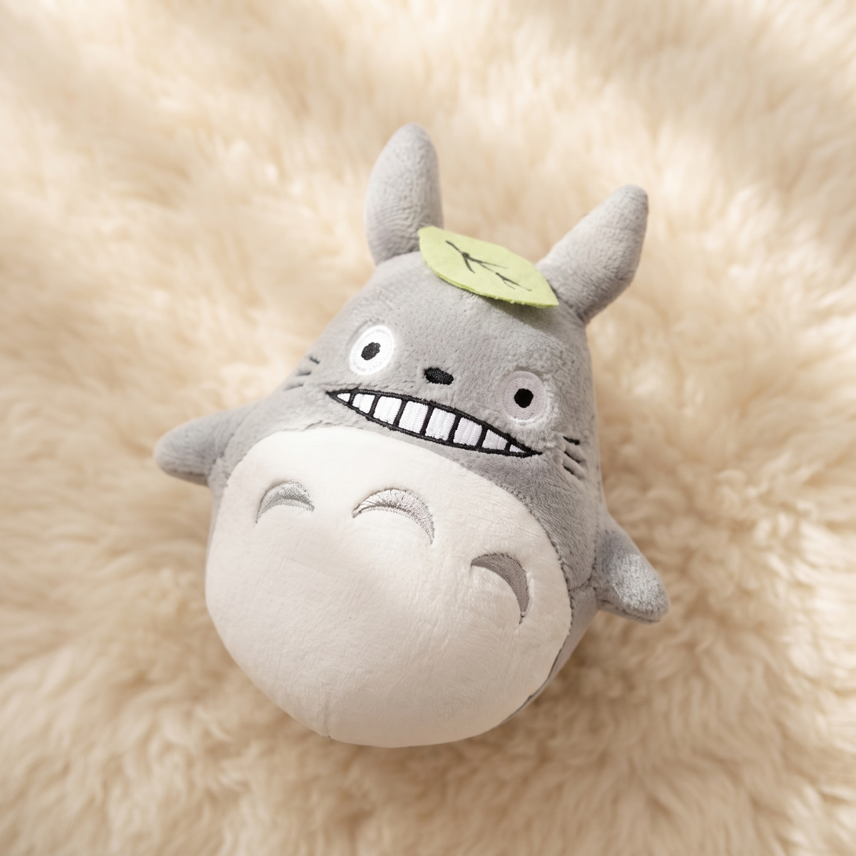 Totoro Kuscheltier mit grünem Blatt - Detailansicht Material