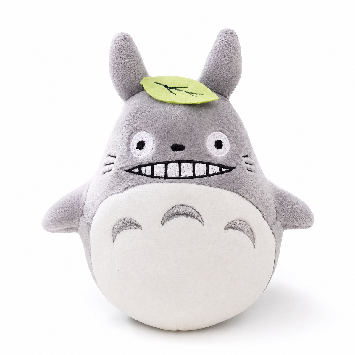 Totoro Kuscheltier mit grünem Blatt - Frontalansicht auf weißem Hintergrund