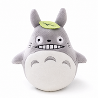 Totoro Kuscheltier mit grünem Blatt - Frontalansicht auf weißem Hintergrund