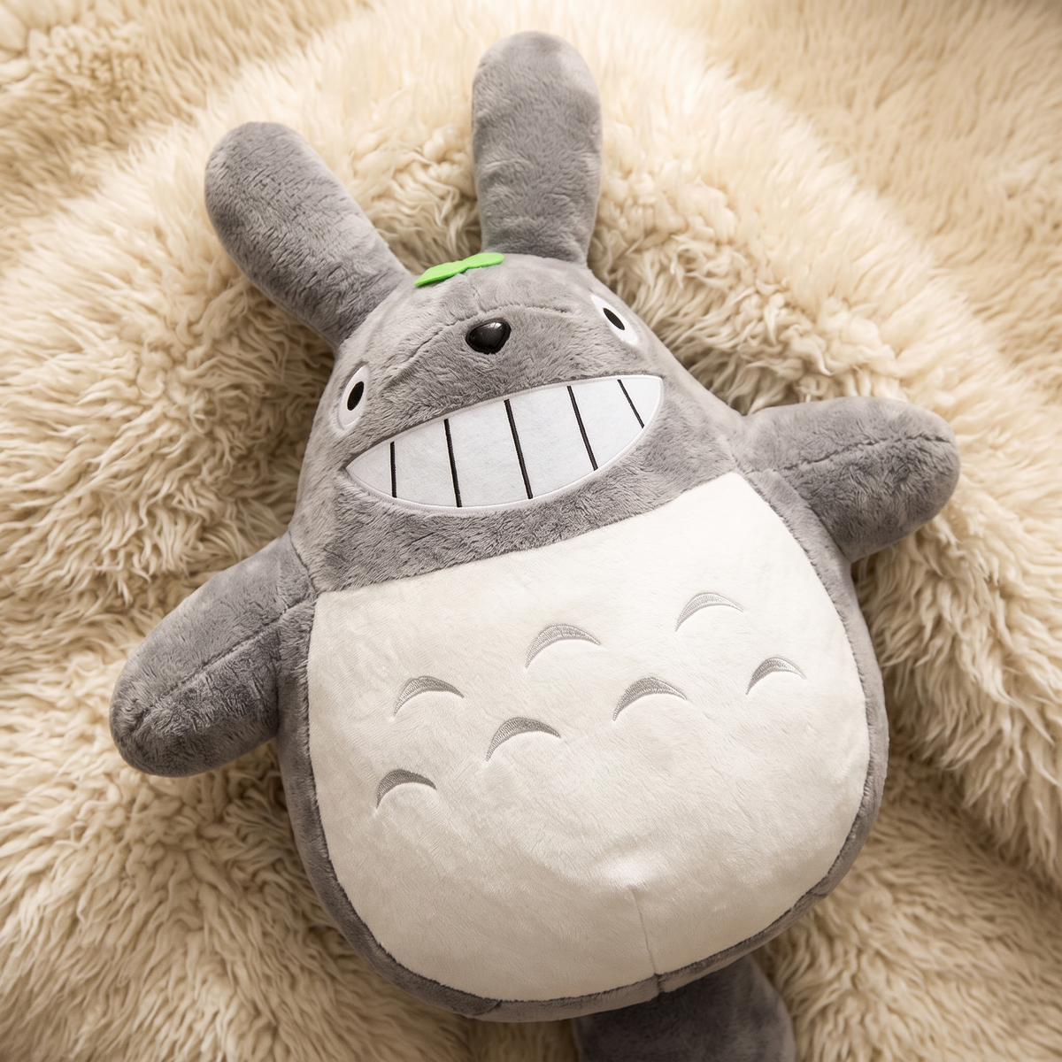 Totoro XXL Kuscheltier mit großem Lächeln - Detailansicht Material