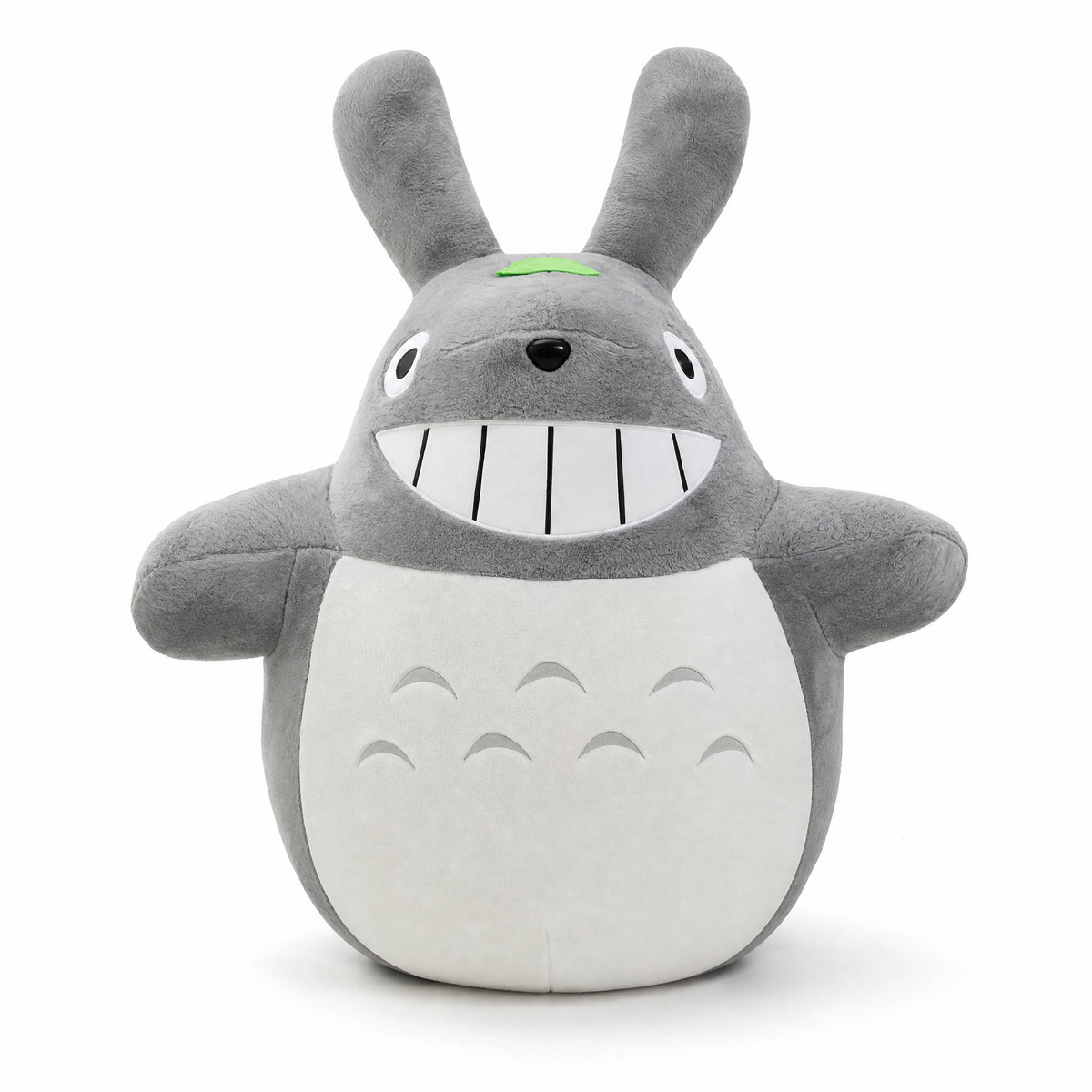 Totoro XXL Kuscheltier mit großem Lächeln - Frontalansicht auf weißem Hintergrund