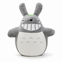 Totoro XXL Kuscheltier mit großem Lächeln - Frontalansicht auf weißem Hintergrund