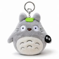 Grauer Totoro Plüsch Schlüsselanhänger mit grünem Blatt - Frontalansicht auf weißem Hintergrund