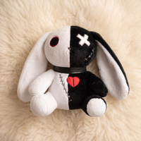 Schwarz-weißes Gothic-Hasen-Kuscheltier mit Herz - Detailansicht Material
