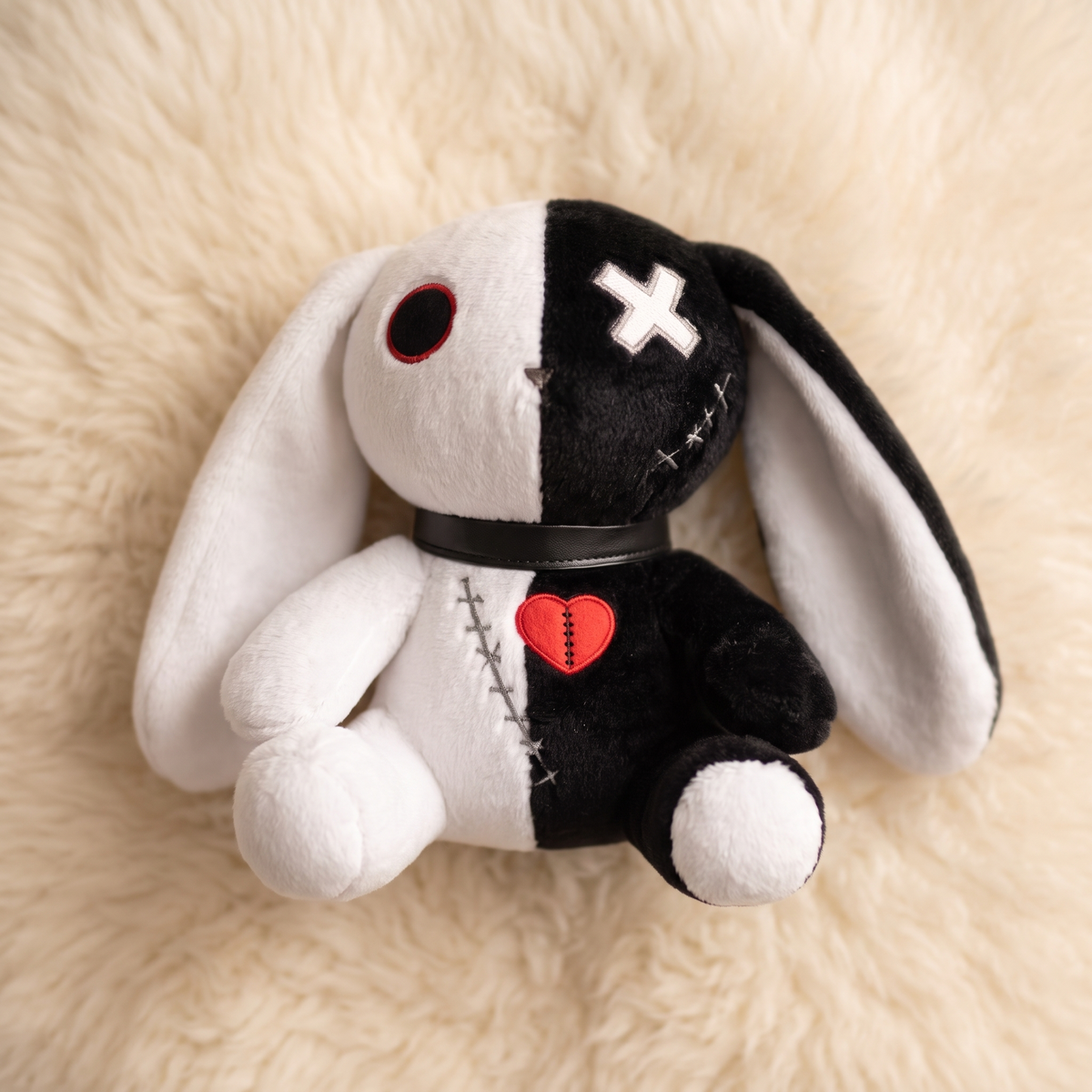 Schwarz-weißes Gothic-Hasen-Kuscheltier mit Herz - Detailansicht Material