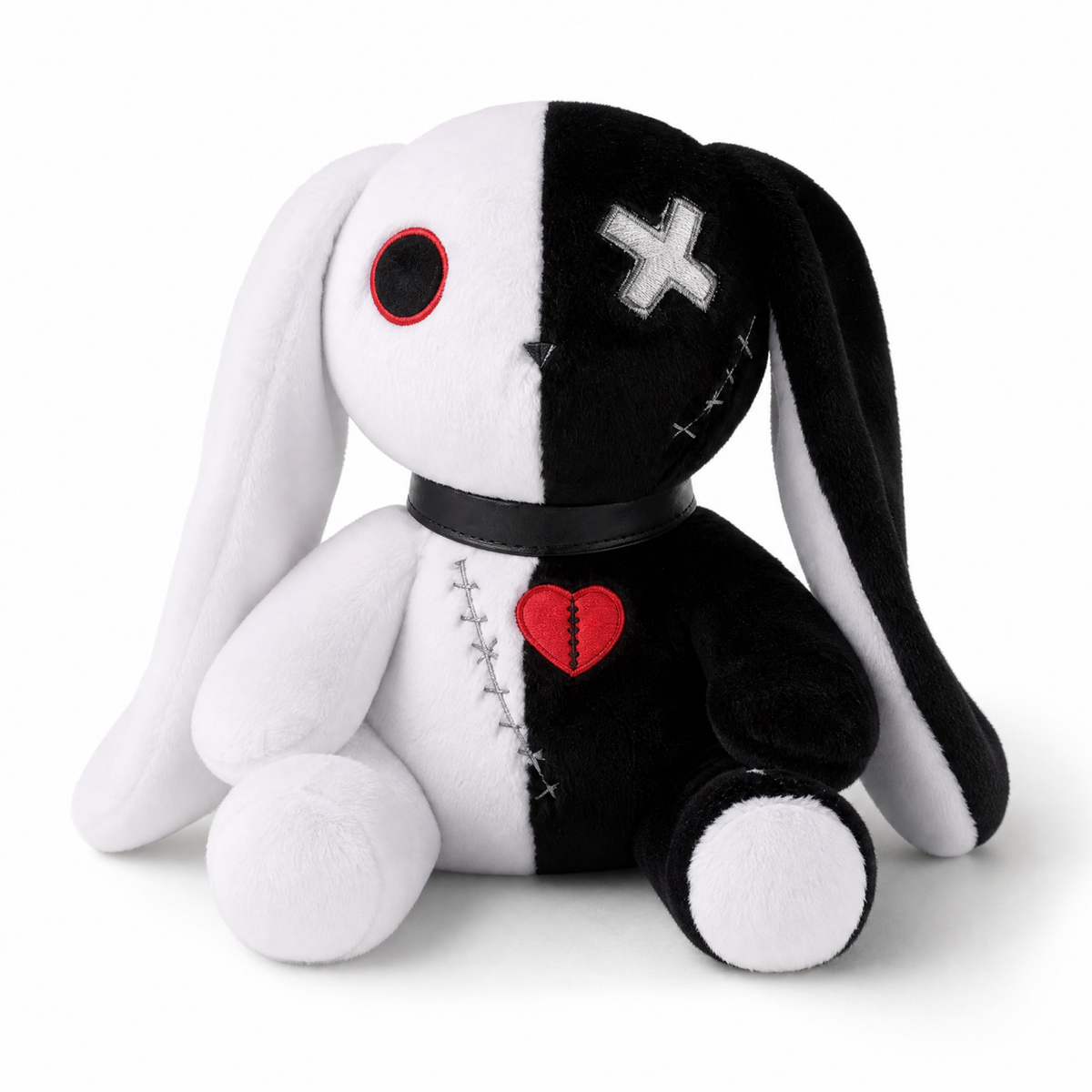 Schwarz-weißes Gothic-Hasen-Kuscheltier mit Herz - Weißer Hintergrund frontal