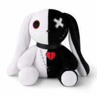 Schwarz-weißes Gothic-Hasen-Kuscheltier mit Herz - Weißer Hintergrund frontal