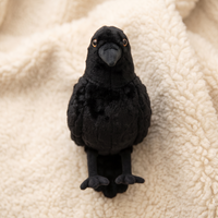 Schwarzes Rabe Kuscheltier Halloween Deko - Detailansicht Material