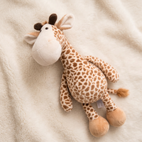 Sitzendes Giraffen Kuscheltier mit großen Hufen - Detailansicht Material