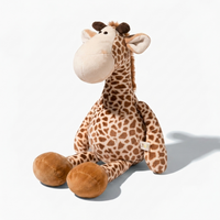 Sitzendes Giraffen Kuscheltier mit großen Hufen - Weißer Hintergrund seitlich