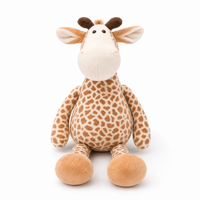Sitzendes Giraffen Kuscheltier mit großen Hufen - Weißer Hintergrund frontal